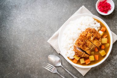 Çıtır çıtır kızarmış domuz pirzola köri ve pilav ile 