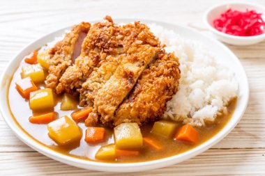 Çıtır çıtır kızarmış domuz pirzola köri ve pilav ile 