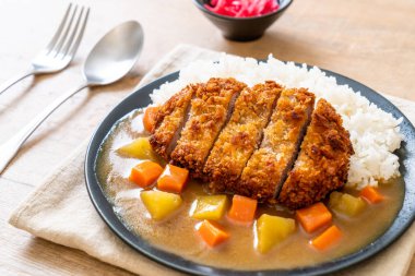 Çıtır çıtır kızarmış domuz pirzola köri ve pilav ile 