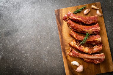 Taze Çiğ domuz kaburga malzemelerle kavurma için hazır