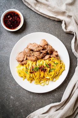 domuz eti ile Asya tavada kızartılmış erişte