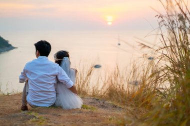 Mutlu genç Asyalı çift aşık iyi vakit geçiriyor 