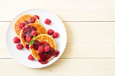 Taze ahududu ve frambuaz sos ile gözleme