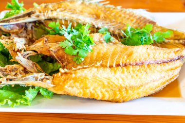 Balık sosu ile tepesinde kızarmış snapper