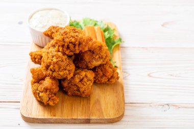 Kızarmış baharatlı tavuk kanadı