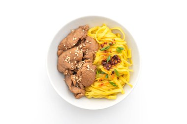 domuz eti ile Asya tavada kızartılmış erişte