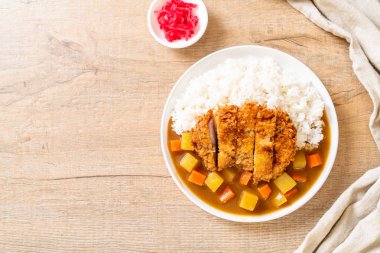 Çıtır çıtır kızarmış domuz pirzola köri ve pilav ile 