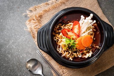 siyah kase Kore anlık erişte