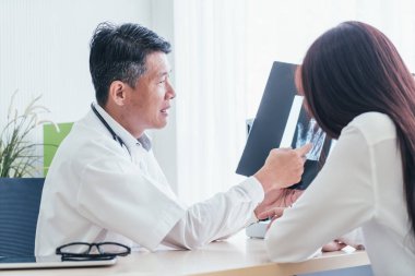 Asyalı doktor ve hasta görüşüyorlar