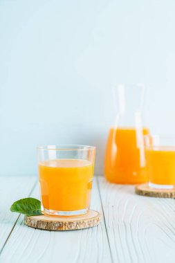 Ahşap arka plan üzerinde taze portakal suyu