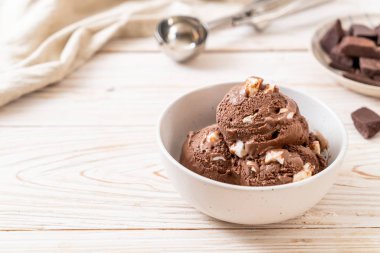 Çikolatalı dondurma marshmallow ile