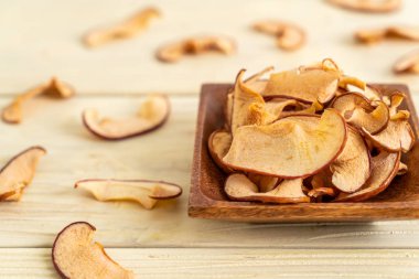 Ev yapımı kurutulmuş organik elma dilimli