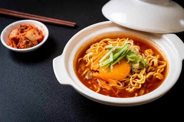 Koreanische scharfe Instant-Nudeln mit Ei, Gemüse und Kimchi — Stockfoto