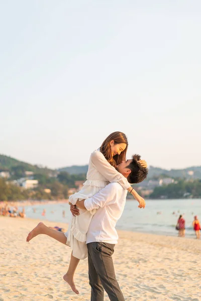 Joyeux couple voyageant en lune de miel sur une plage de sable tropical à su — Photo