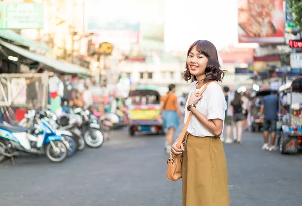 Mulher asiática feliz e bonita viajando em Khao Sarn Road, Tha — Fotografia de Stock