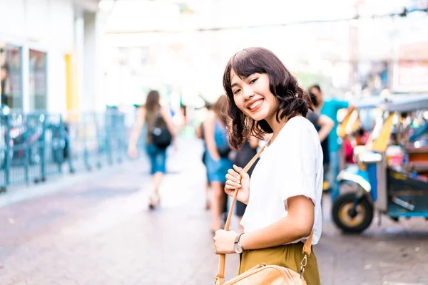 Happy en mooie Aziatische vrouw reizen op Khao Sarn Road, Tha — Stockfoto