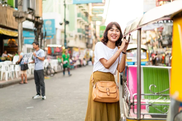 Glückliche und schöne asiatische Frau, die an der khao sarn Straße reist, tha — Stockfoto