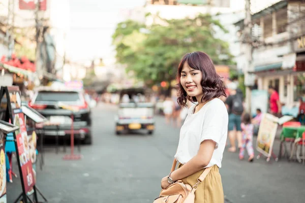 Mutlu ve güzel Asyalı kadın Khao Sarn Road, Tha seyahat
