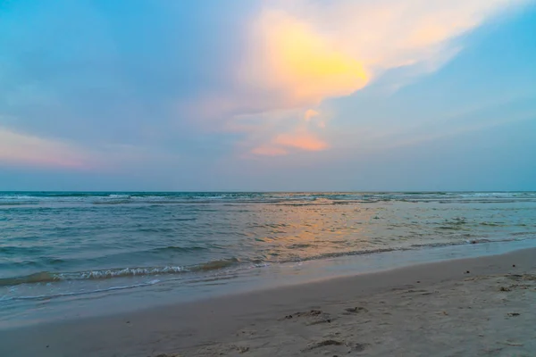 Hermoso cielo crepuscular con playa de mar — Foto de Stock