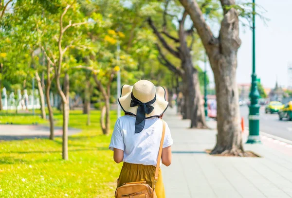 Mulher asiática feliz viagens na Tailândia — Fotografia de Stock