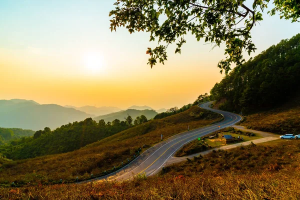 Katman dağ ve yol ile güzel günbatımı gökyüzü