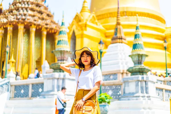 Mulher asiática feliz Viajar no templo na Tailândia — Fotografia de Stock