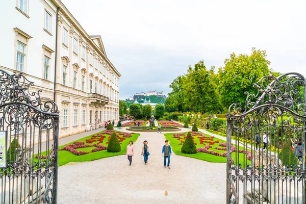 Salzburgo, Austria - 30 de agosto de 2018: Turistas caminando por Mir —  Fotos de Stock