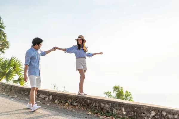 Feliz joven asiática pareja en amor tener un buen tiempo — Foto de Stock