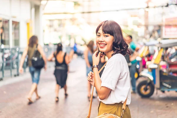 Happy en mooie Aziatische vrouw reizen op Khao Sarn Road, Tha — Stockfoto