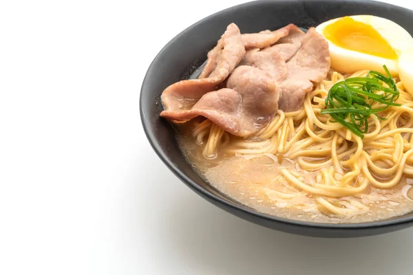 Nouilles ramen tonkotsu au porc et oeuf — Photo