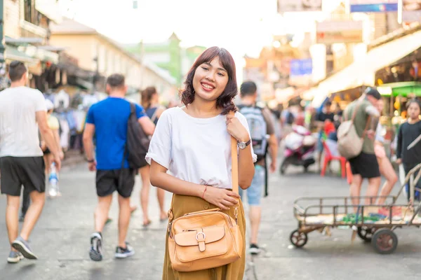 Glückliche und schöne asiatische Frau, die an der khao sarn Straße reist, tha — Stockfoto