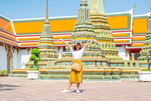 Happy Asian Woman Travel at temple in Thailand — Stock Photo, Image