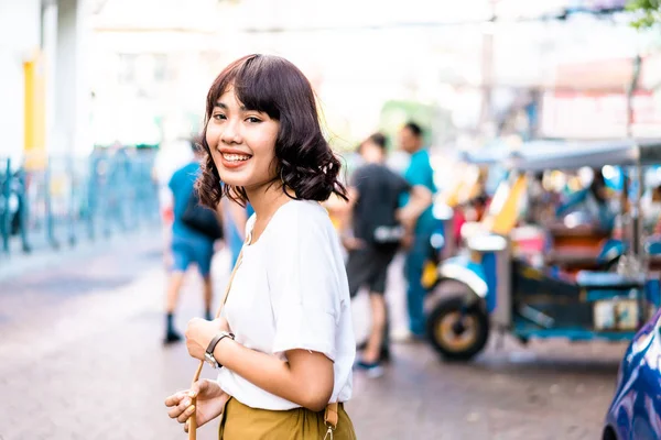 Happy en mooie Aziatische vrouw reizen op Khao Sarn Road, Tha — Stockfoto