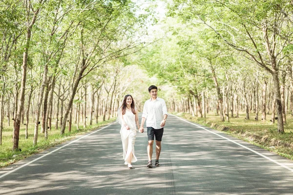 Feliz asiático pareja en amor en camino con árbol arco —  Fotos de Stock