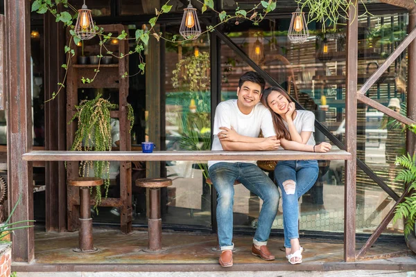 Asyalı mutlu bir çift. 