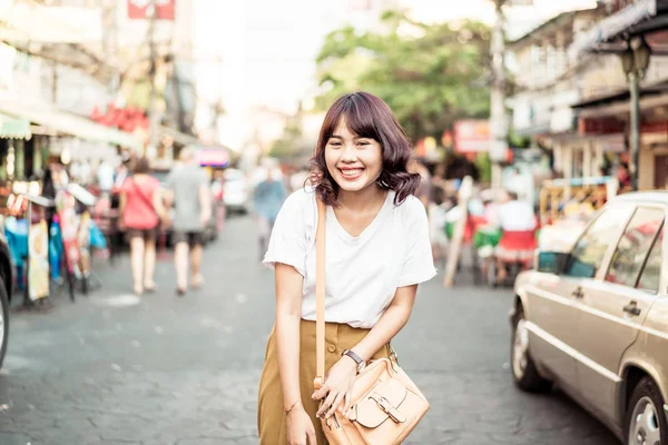 Mulher asiática feliz e bonita viajando em Khao Sarn Road, Tha — Fotografia de Stock