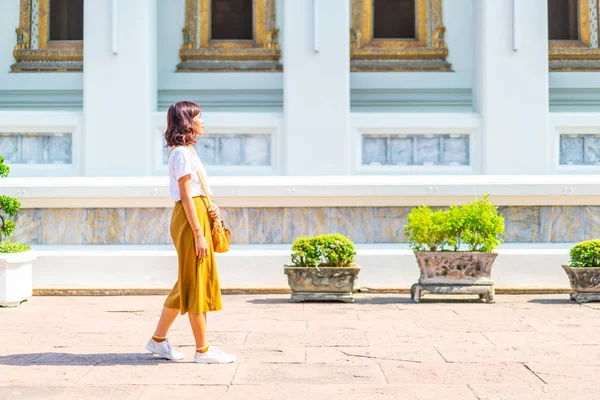 Glücklich asiatische Frau reisen bei Tempel in Thailand — Stockfoto