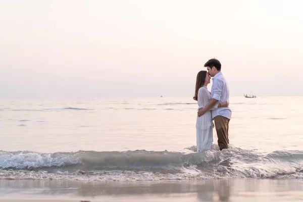 Joyeux couple voyageant en lune de miel sur une plage de sable tropical à su — Photo