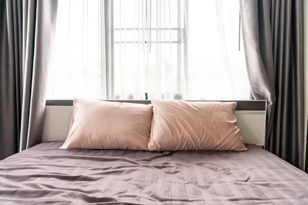 Cómoda almohada en la cama — Foto de Stock