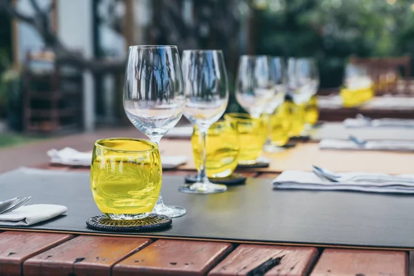 Conjunto de vidro na mesa de jantar — Fotografia de Stock