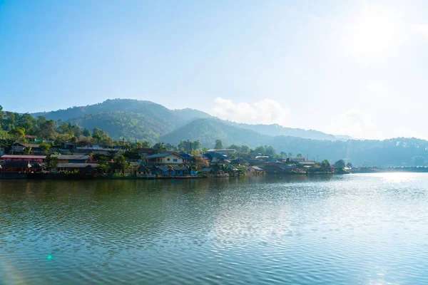 Ban Rak Thai Köyü dağ ve Mae Hong Son göle yakın,