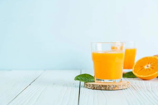 Sumo de laranja fresco sobre fundo de madeira — Fotografia de Stock