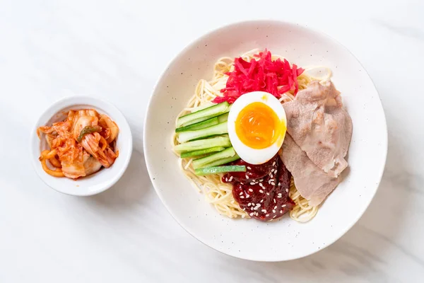 Bibim naengmyeon - fideos fríos coreanos — Foto de Stock