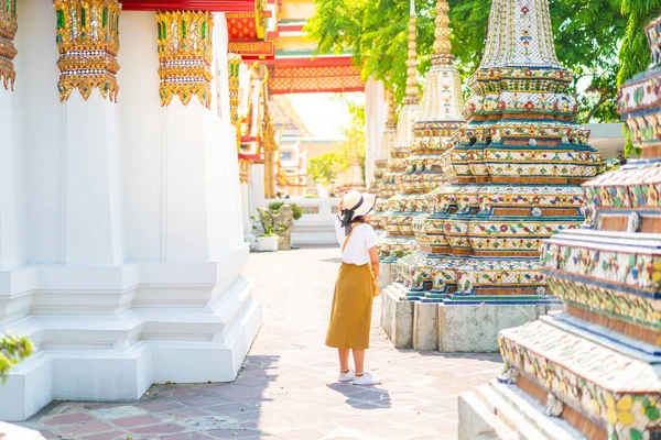 Happy Asian Woman Travel at temple in Thailand — Stock Photo, Image