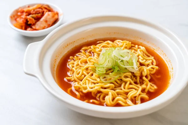 Mie instan pedas korea dengan kimchi — Stok Foto