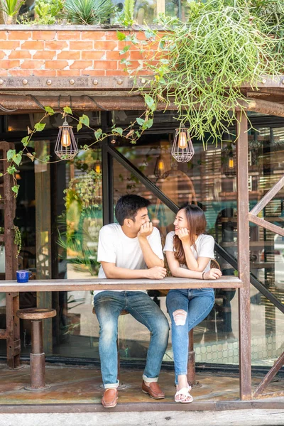 Gelukkig jong aziatisch paar in liefde — Stockfoto