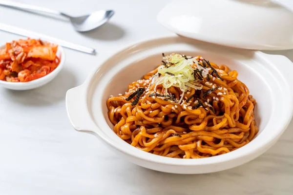 Kore sıcak ve baharatlı anlık noodle kimchi ile