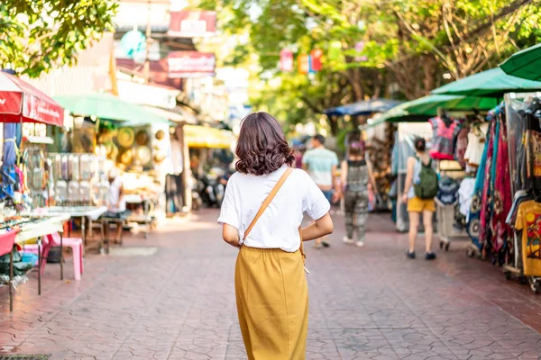 Mutlu ve güzel Asyalı kadın Khao Sarn Road, Tha seyahat