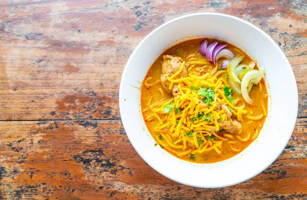 Tayland Kuzey tarzı Curried tavuk şehriye çorbası 