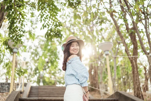 Gelukkig jonge Aziatische in de liefde met een goede tijd — Stockfoto
